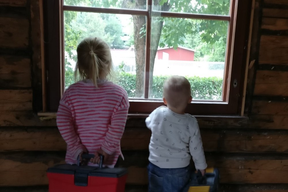 lapset_katsovat_tulevaa